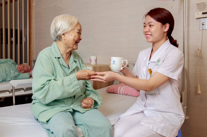 Thuê giúp việc giờ hành chính chăm sóc người già san sẻ bớt gánh nặng